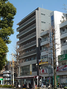 店舗付マンション 駅前ロータリー側から見る