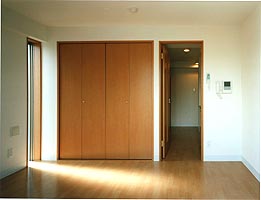 住戸 居室　ベッドルーム:各戸は木の建具とフローリングでやわらかなイメージ。壁は白いクロスで明るく。